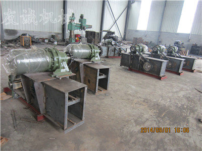 針對(duì)除塵器下面輸灰設(shè)備是選擇螺旋輸送機(jī)還是選擇刮板輸送機(jī)呢